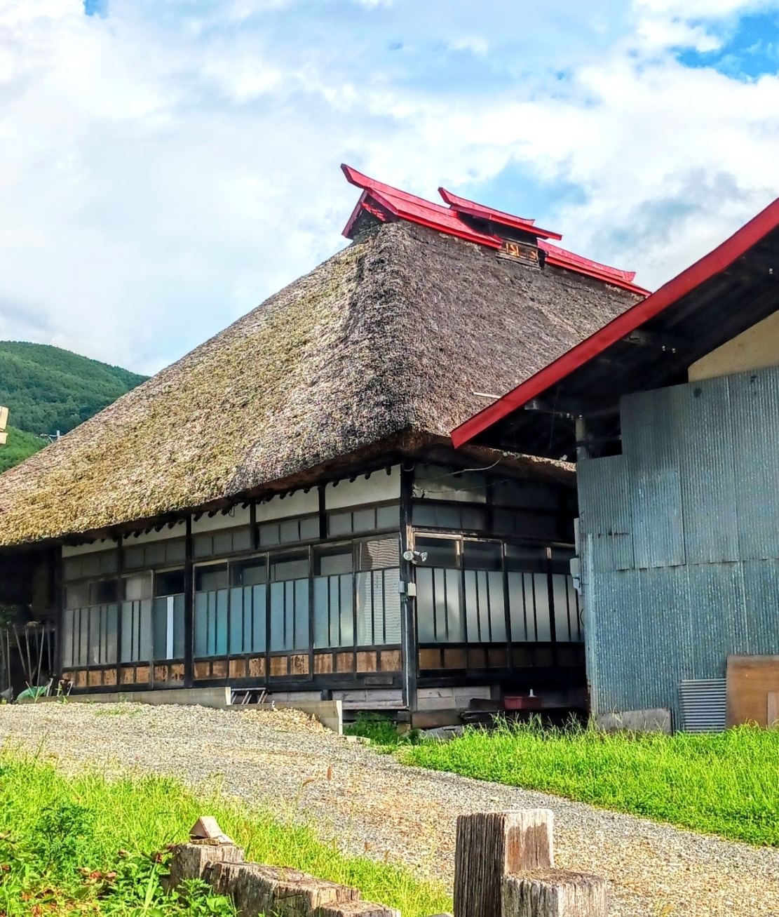 静かな集落に佇む藁葺き屋根の古民家