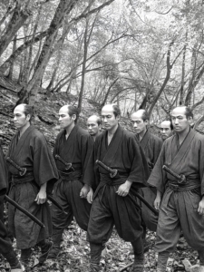 山をゆく武士たち